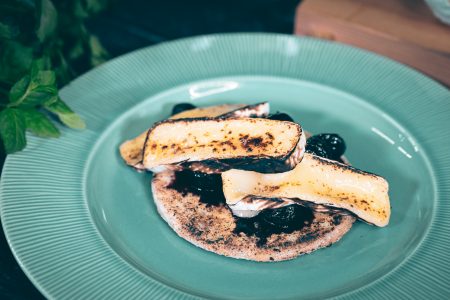 Rieskaa punaviinikirsikoilla ja valkohomejuustolla